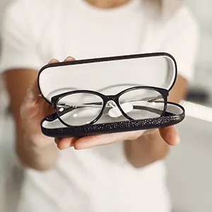 משקפיים ועדשות מגע  